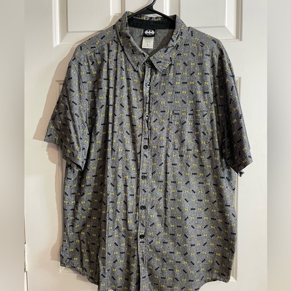 Men’s (L) Kohl’s Batman Heather Gray w/ Black insignia yellow lights button down - Picture 1 of 7